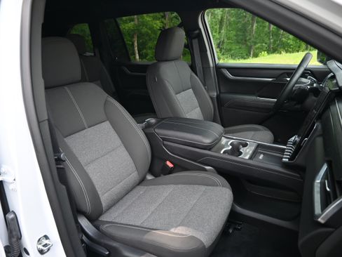 Used 2025 GMC Acadia Elevation FWD image 32