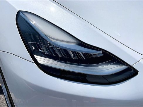 Used 2022 Tesla Model Y Long Range AWD/4WD image 28