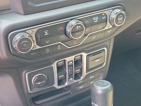 Used 2018 Jeep Wrangler Unlimited Sahara image 24