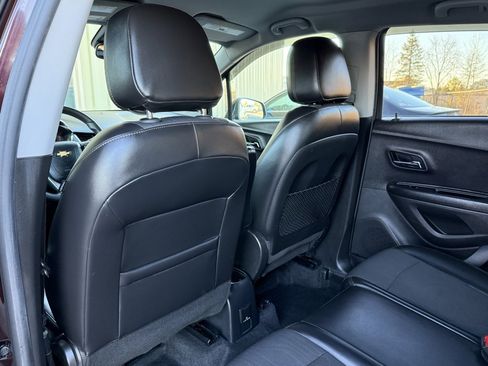 Used 2021 Chevrolet Trax LT w/ LT Convenience Package image 11