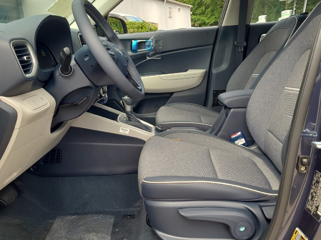 Used 2025 Hyundai Venue Limited FWD image 6