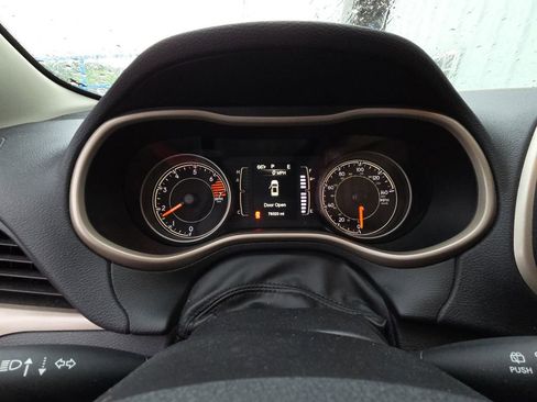 Used 2017 Jeep Cherokee Sport FWD image 9