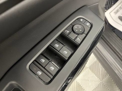 Used 2025 Nissan Pathfinder SV w/ SV Premium Package FWD image 31