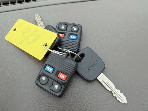 Used 2001 Ford Mustang Convertible image 16