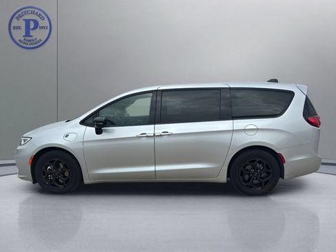 Used 2023 Chrysler Pacifica Limited w/ Uconnect Theater Family Group FWD image 4