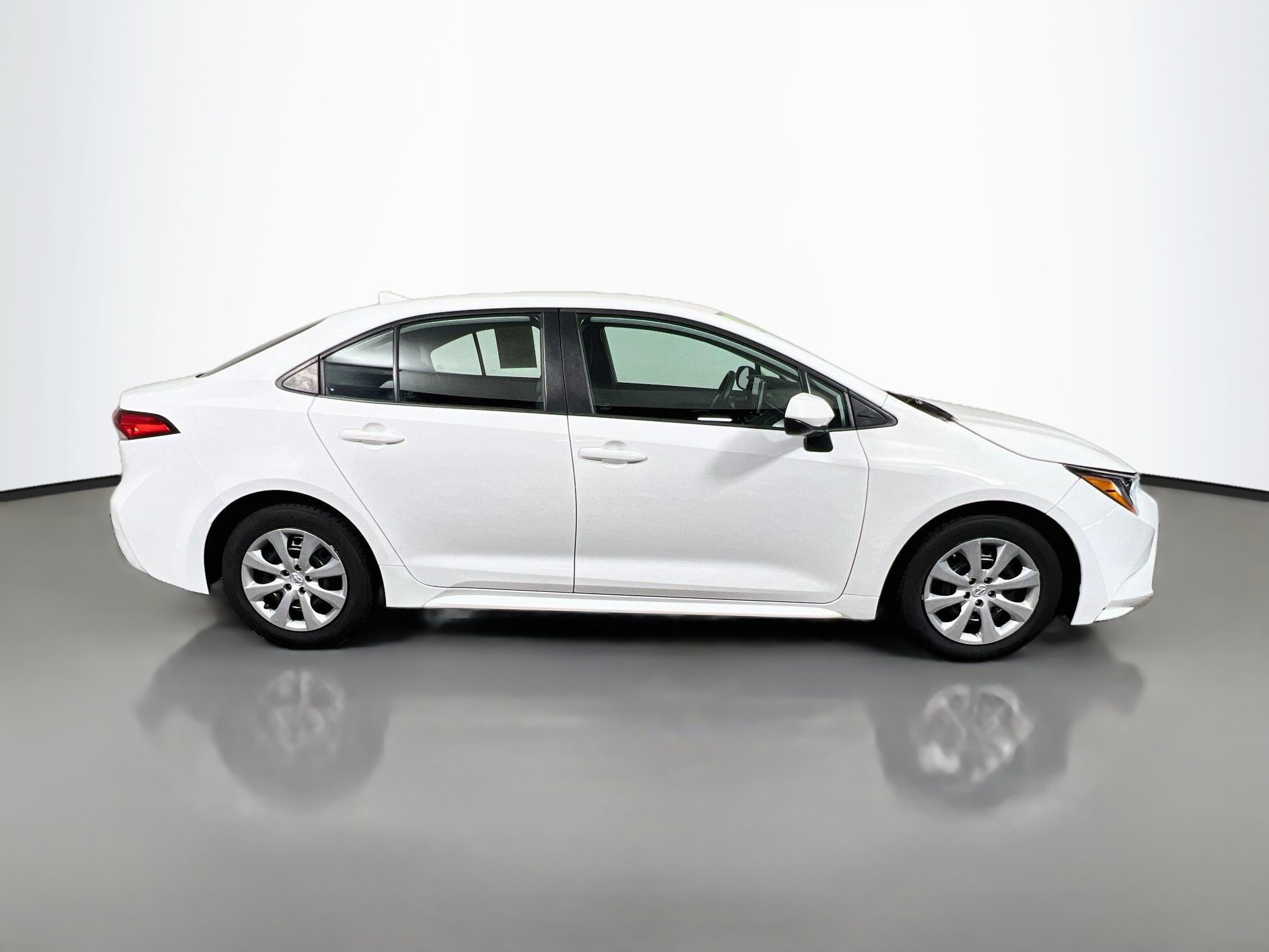 Used 2021 Toyota Corolla LE FWD image 3