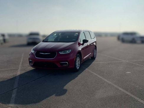 New 2026 Chrysler Pacifica Select image 3