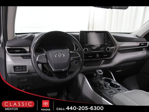 Used 2020 Toyota Highlander XLE AWD/4WD image 6