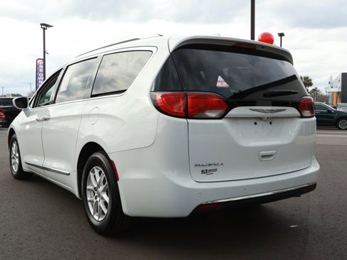 Used 2020 Chrysler Pacifica Touring-L image 8