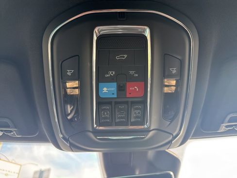 Used 2024 Jeep Grand Cherokee L Limited w/ Luxury Tech Group II image 24