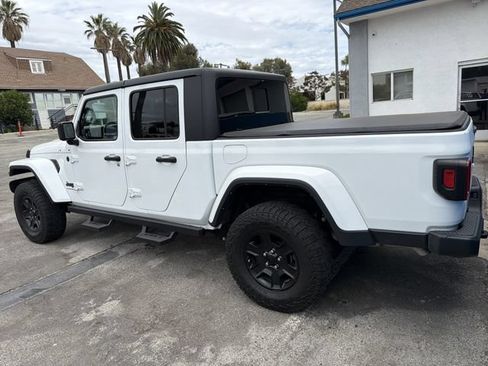 Used 2023 Jeep Gladiator Sport AWD/4WD image 3