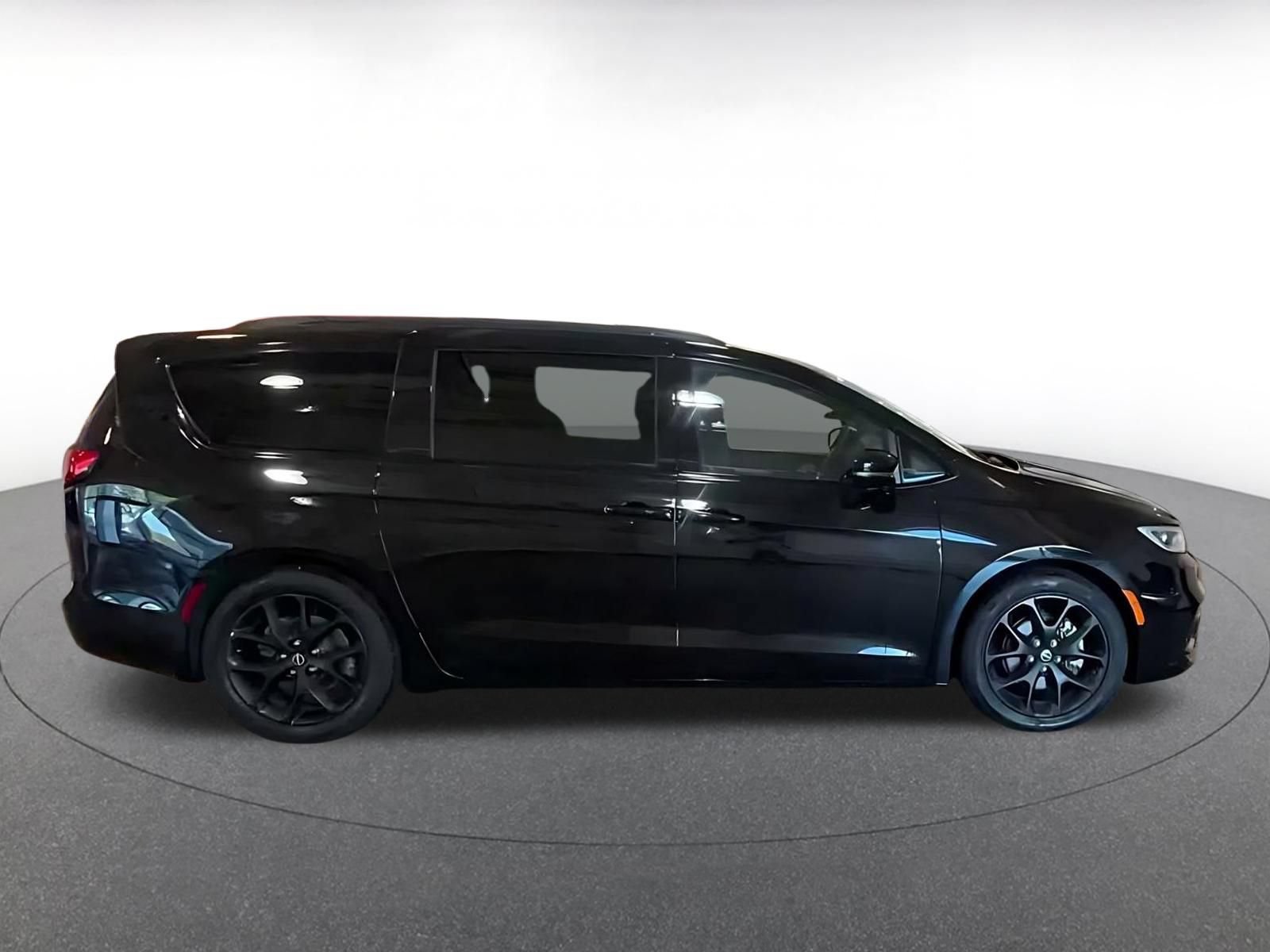 Used 2025 Chrysler Pacifica Limited FWD image 15