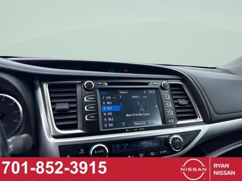 Used 2018 Toyota Highlander XLE AWD/4WD image 9