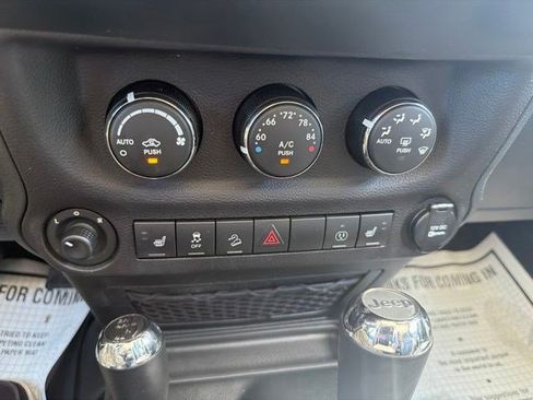Used 2017 Jeep Wrangler Unlimited Sahara w/ Connectivity Group AWD/4WD image 27