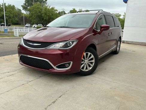 Used 2018 Chrysler Pacifica Touring-L Plus FWD image 6