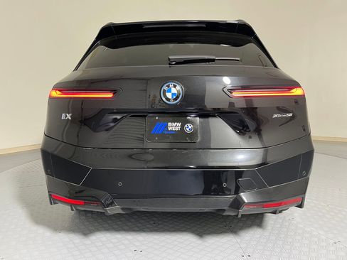 Used 2022 BMW iX xDrive50 w/ Premium Package image 9