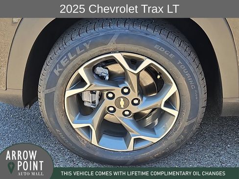 Used 2025 Chevrolet Trax LT FWD image 16