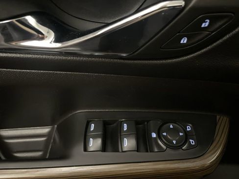 Used 2023 GMC Acadia SLE w/ Elevation Edition FWD image 17