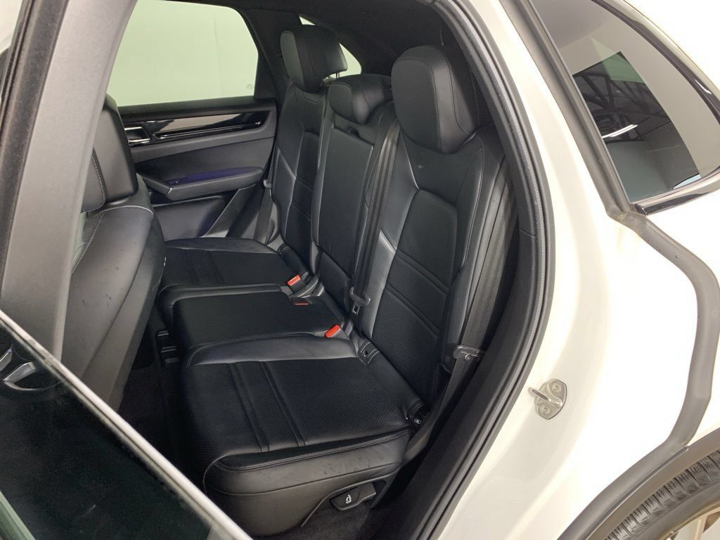 Used 2022 Porsche Cayenne AWD/4WD image 32