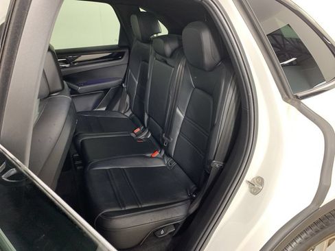 Used 2022 Porsche Cayenne AWD/4WD image 32