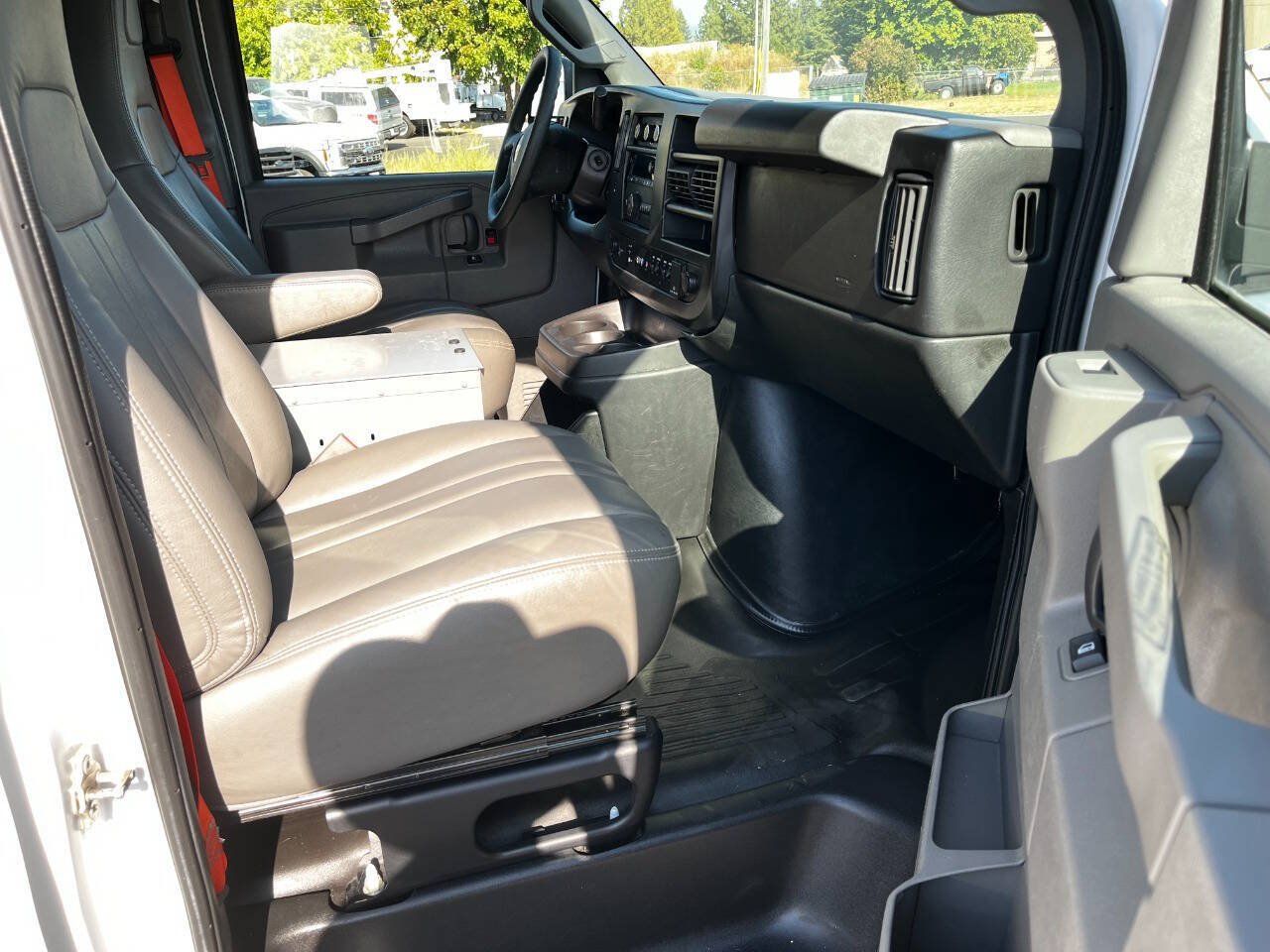 Used 2017 Chevrolet Express 2500 RWD image 21