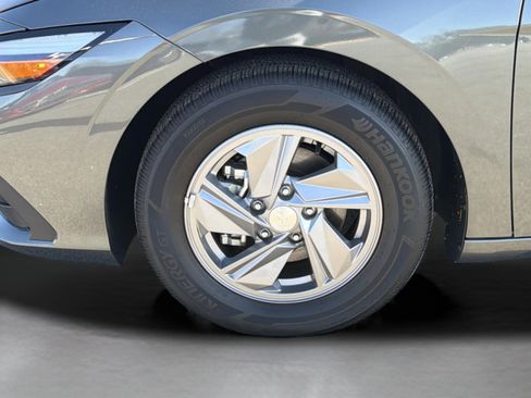 Used 2025 Hyundai Elantra SE image 30