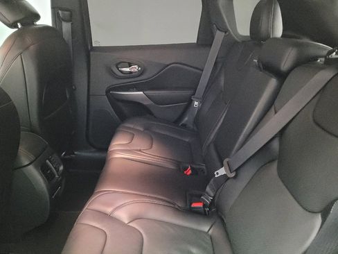 Used 2019 Jeep Cherokee Limited image 18