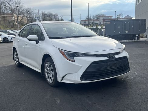 Used 2023 Toyota Corolla LE image 2
