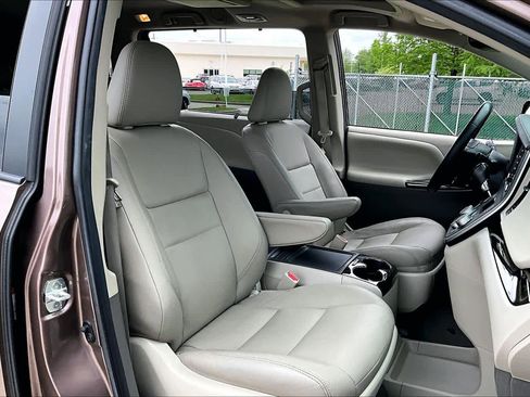 Used 2020 Toyota Sienna XLE Premium FWD image 9