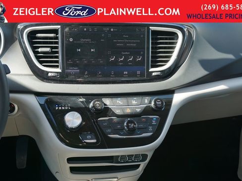 Used 2023 Chrysler Pacifica Touring-L FWD image 17