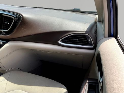 Used 2019 Chrysler Pacifica Touring Plus FWD image 26