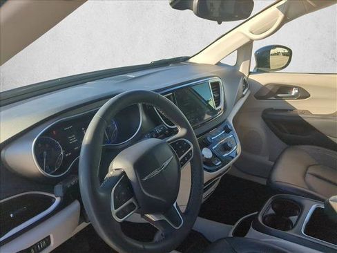 Used 2024 Chrysler Pacifica Touring-L image 10