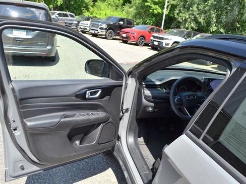Used 2023 Jeep Compass Latitude w/ Convenience Group AWD/4WD image 14