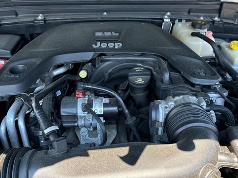 Used 2021 Jeep Wrangler Unlimited Sahara w/ Cold Weather Group AWD/4WD image 17