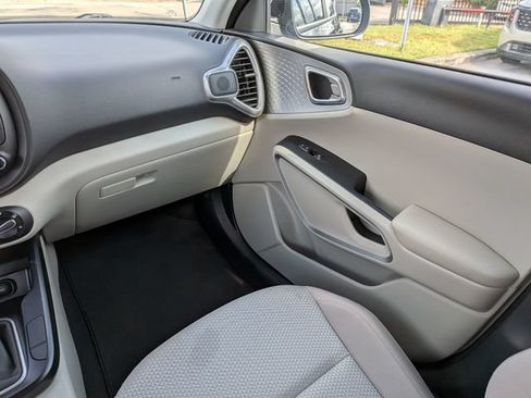 Certified 2025 Kia Soul LX w/ LX Technology Package FWD image 18