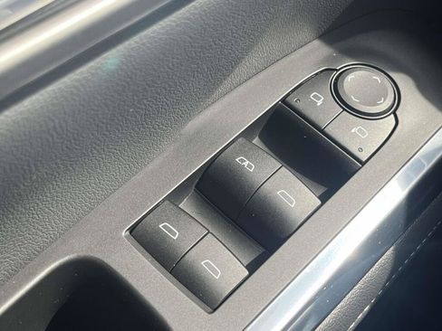 Used 2025 Chevrolet Traverse LT FWD image 28