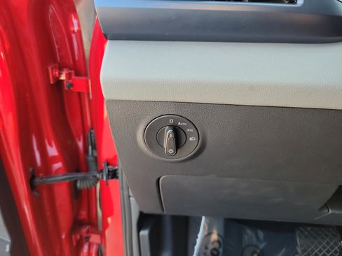 Used 2022 Volkswagen Taos SE w/ Panoramic Sunroof Package image 29