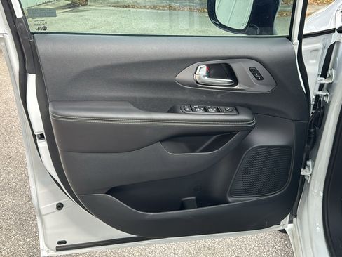 New 2026 Chrysler Pacifica Select image 10