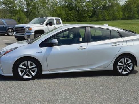 Used 2017 Toyota Prius Three Touring FWD image 5