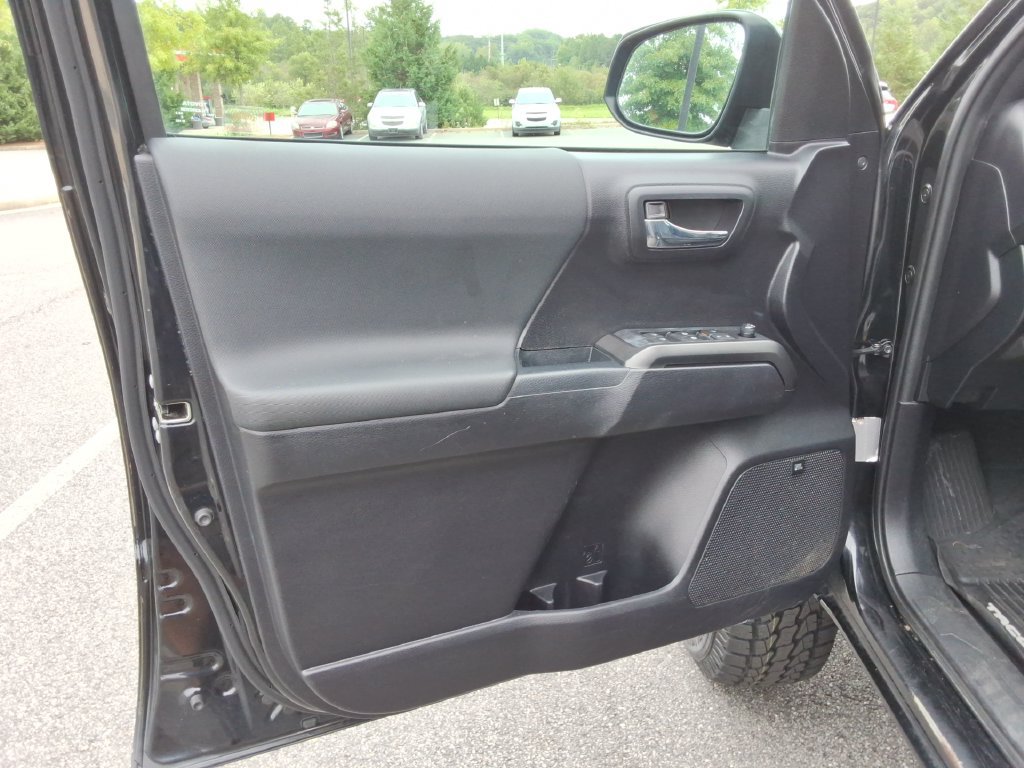 Used 2020 Toyota Tacoma TRD Off-Road w/ TRD Premium Off Road Package AWD/4WD image 20