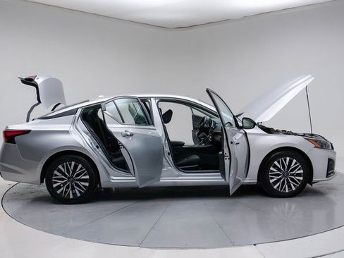 Used 2024 Nissan Altima 2.5 SV image 17