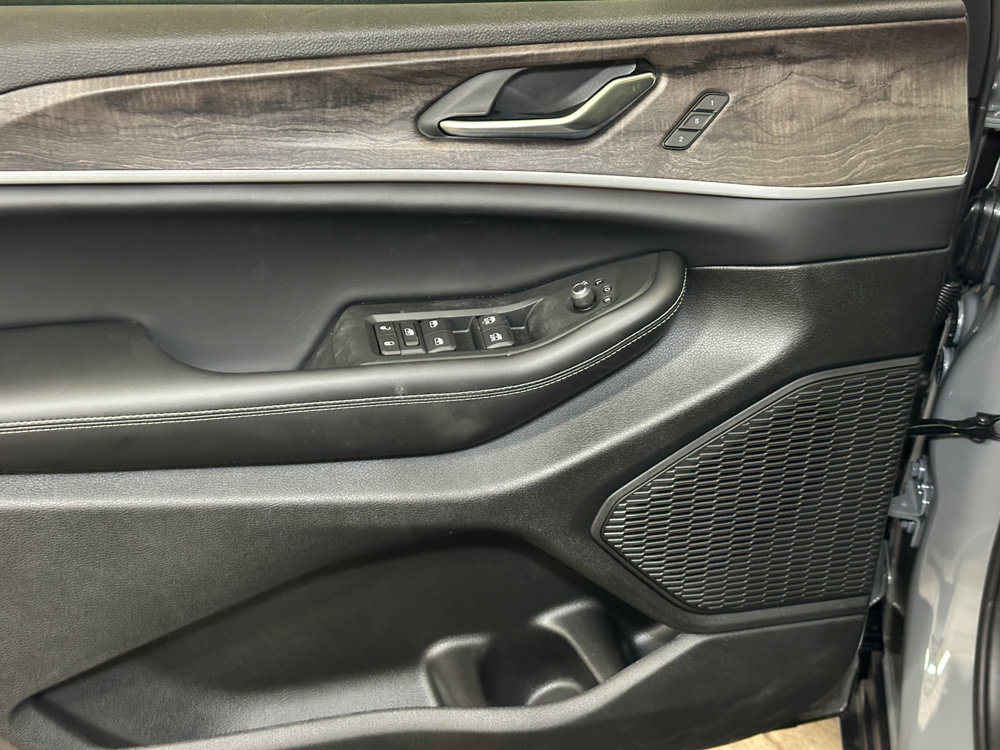 New 2027 Jeep Grand Cherokee Limited AWD/4WD image 17