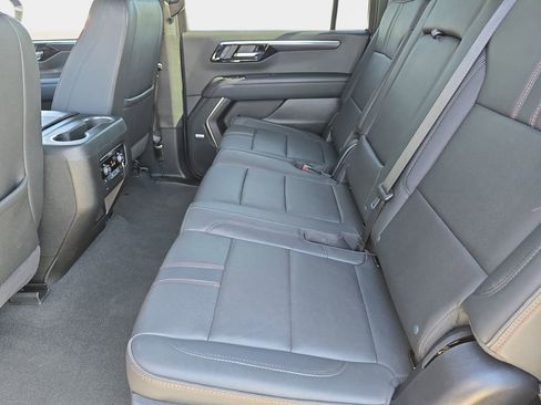 Used 2025 Chevrolet Suburban RST w/ Comfort Package AWD/4WD image 18