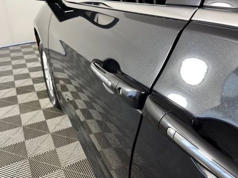 Used 2021 Chrysler Pacifica Touring-L image 13