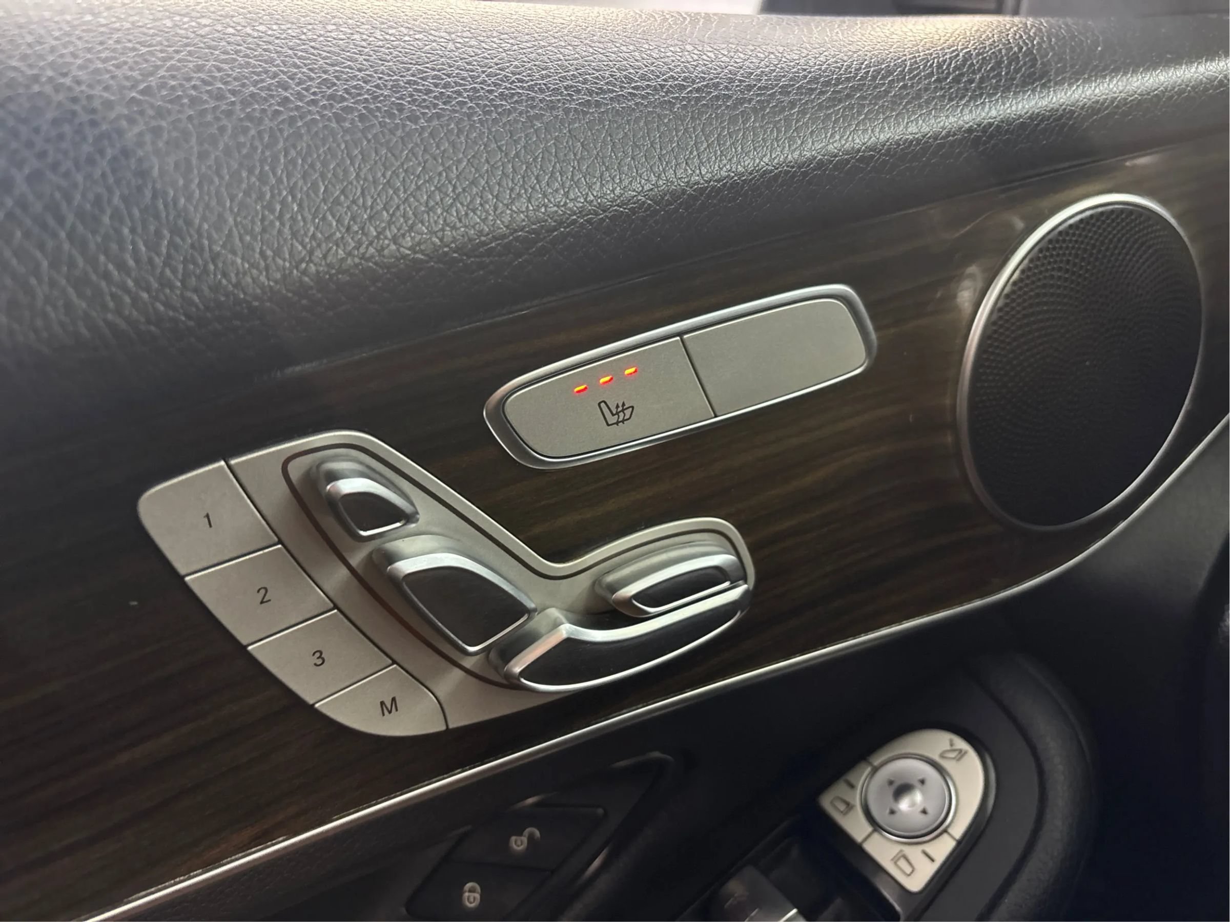 Used 2020 Mercedes-Benz GLC 300 4MATIC image 40
