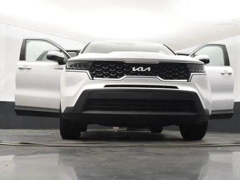 Used 2023 Kia Sorento LX FWD image 11