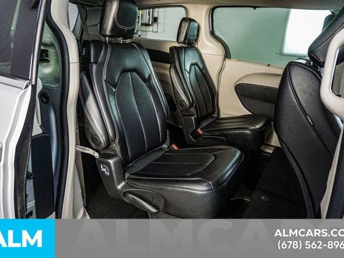 Used 2024 Chrysler Pacifica Touring-L image 21