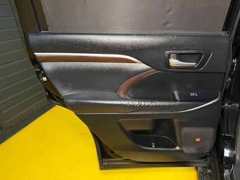 Used 2015 Toyota Highlander Limited image 18