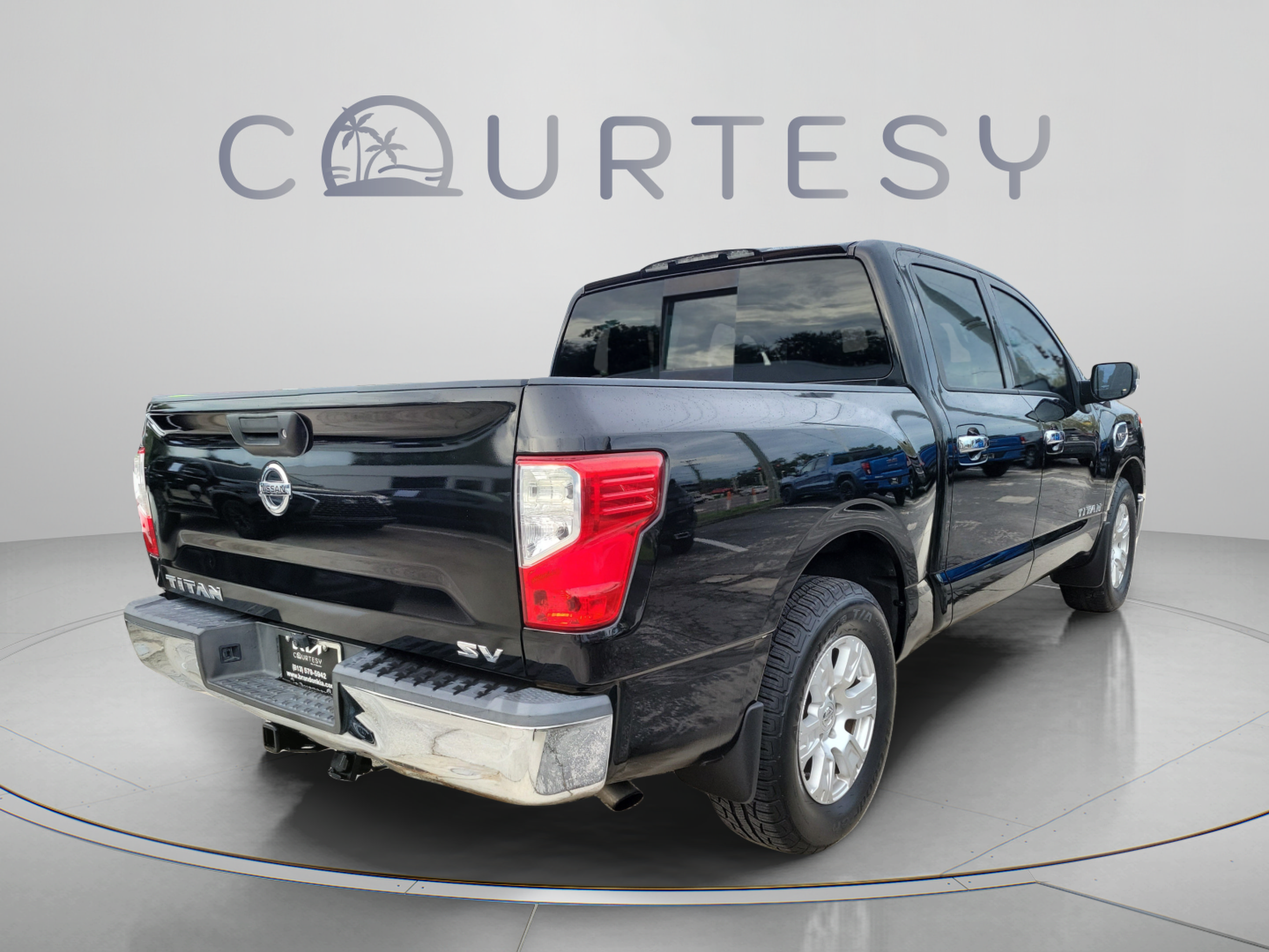 Used 2017 Nissan Titan SV RWD image 3