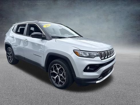 Used 2025 Jeep Compass Limited AWD/4WD image 4